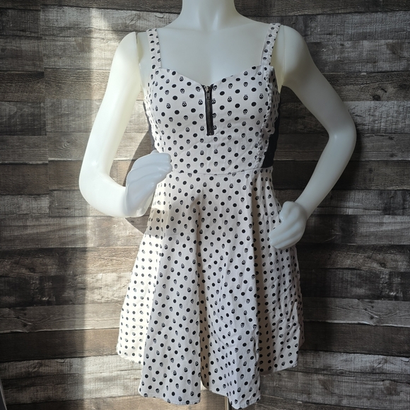 Hot Topic Above Knee White Black Skulls Gothic Dress Women's XS - Picture 1 of 13